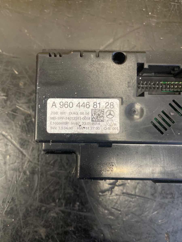 MERCEDES CLIMATE ECU A9604468128 - Sistema elettrico per Camion: foto 2 MERCEDES CLIMATE ECU A9604468128 - Sistema elettrico per Camion: foto 2
