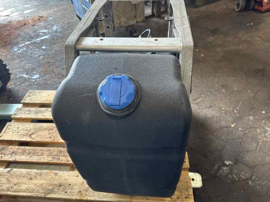 VOLVO ADBLUE TANK 21645367 - Sistema di alimentazione per Camion: foto 3 VOLVO ADBLUE TANK 21645367 - Sistema di alimentazione per Camion: foto 3