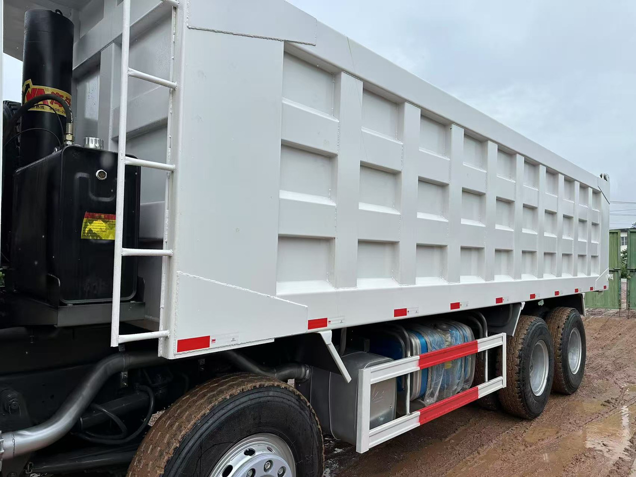 Autocarro ribaltabile per il trasporto di materiali sfusi HOWO 371hp: foto 8