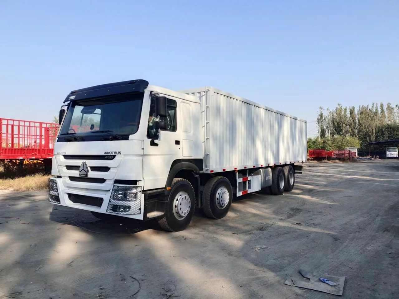 SINOTRUK 400 HOWO Box truck - Autocarro cella isotermica: foto 1 SINOTRUK 400 HOWO Box truck - Autocarro cella isotermica: foto 1