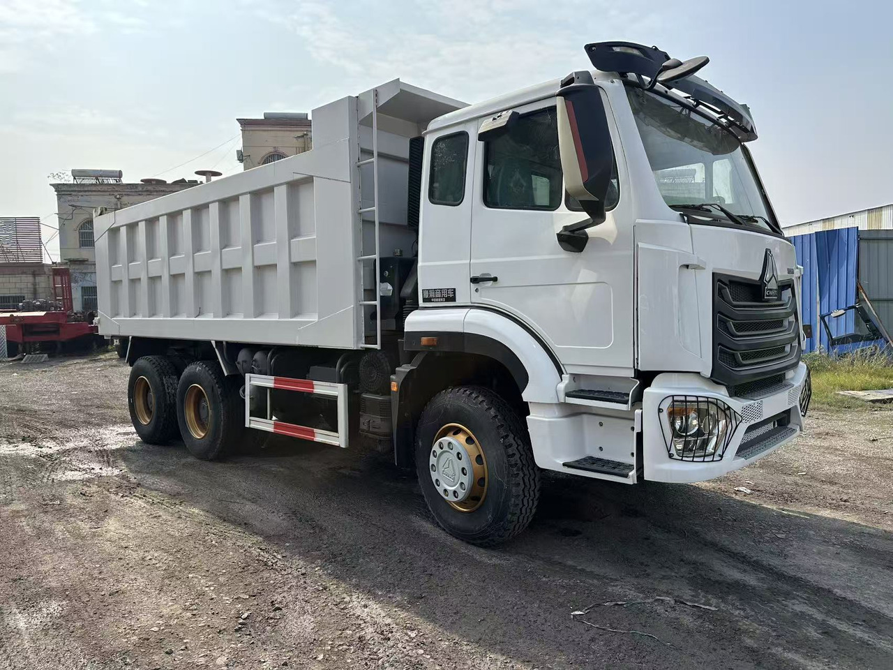 SINOTRUK HOHAN 400HP 6x4 - Autocarro ribaltabile: foto 1 SINOTRUK HOHAN 400HP 6x4 - Autocarro ribaltabile: foto 1