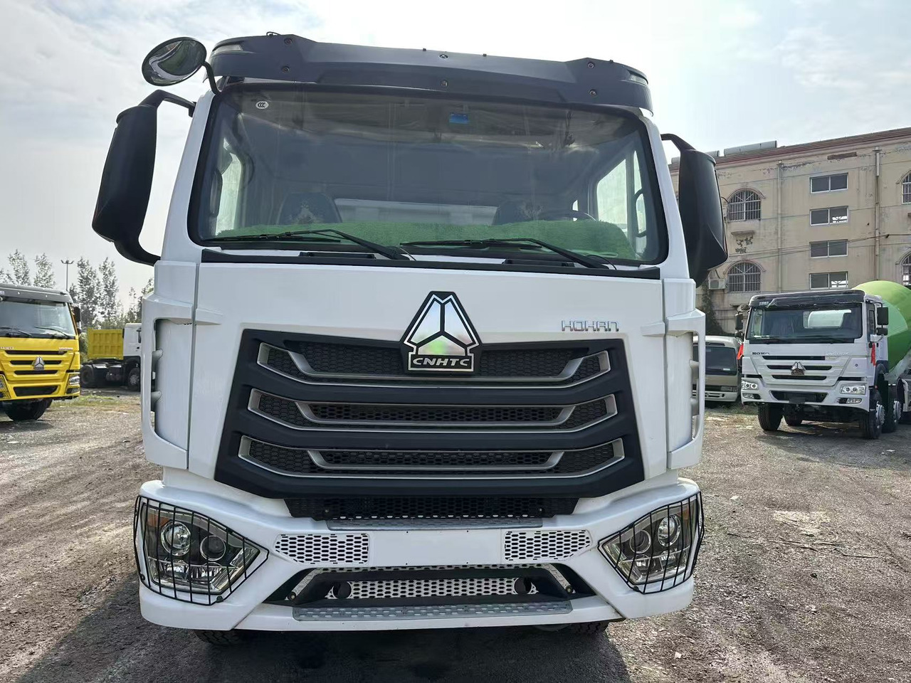 SINOTRUK HOHAN 400hp 6x4 tipper truck - Autocarro ribaltabile: foto 4 SINOTRUK HOHAN 400hp 6x4 tipper truck - Autocarro ribaltabile: foto 4