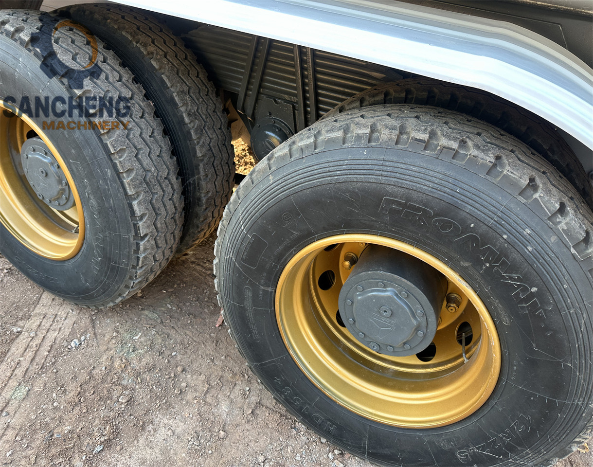 SINOTRUK HOWO 371 6x4 Water Tanker Truck - Camion cisterna: foto 5 SINOTRUK HOWO 371 6x4 Water Tanker Truck - Camion cisterna: foto 5