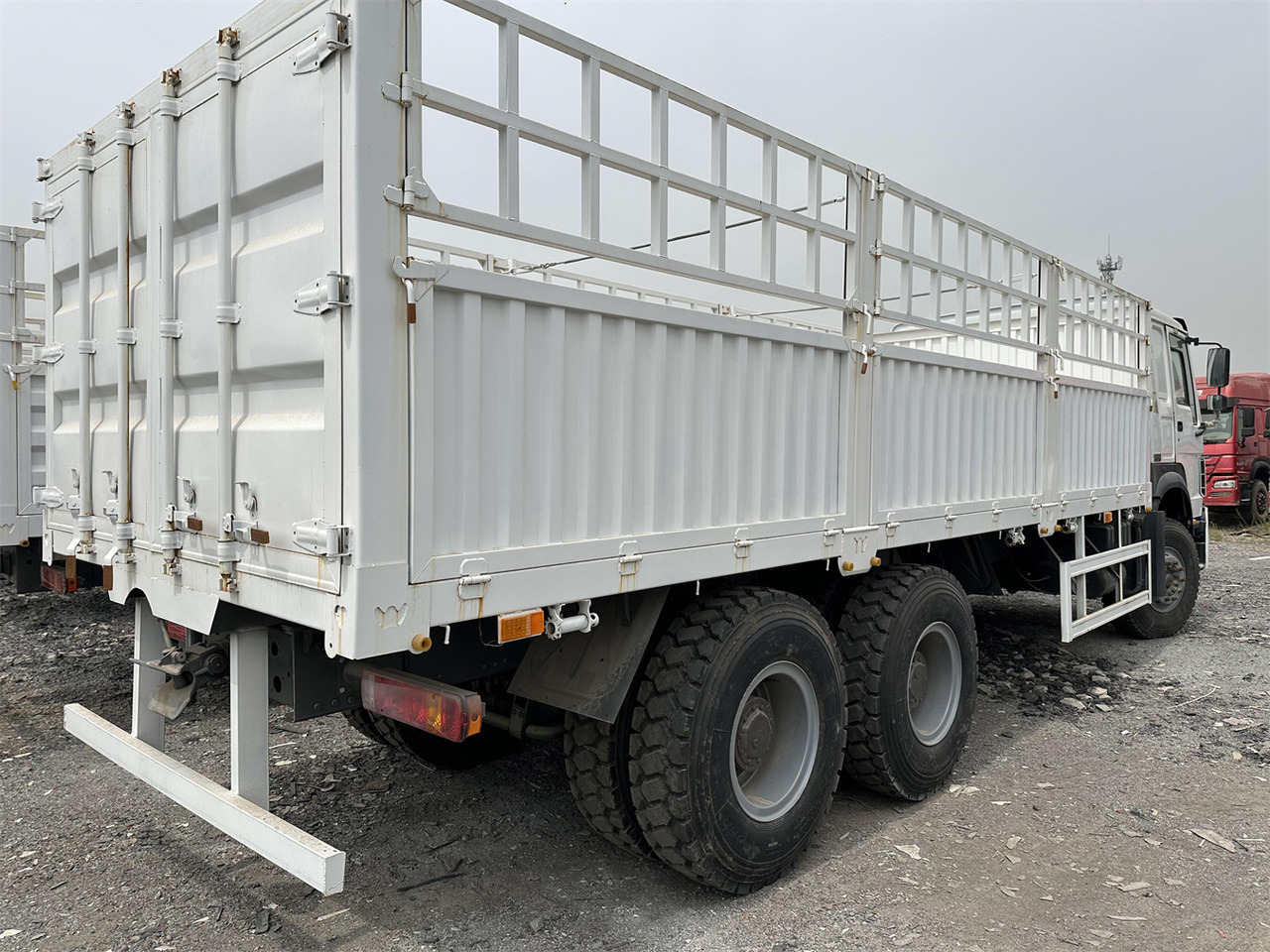 SINOTRUK HOWO 371 Cargo truck - Autocarro trasporto bestiame: foto 5 SINOTRUK HOWO 371 Cargo truck - Autocarro trasporto bestiame: foto 5