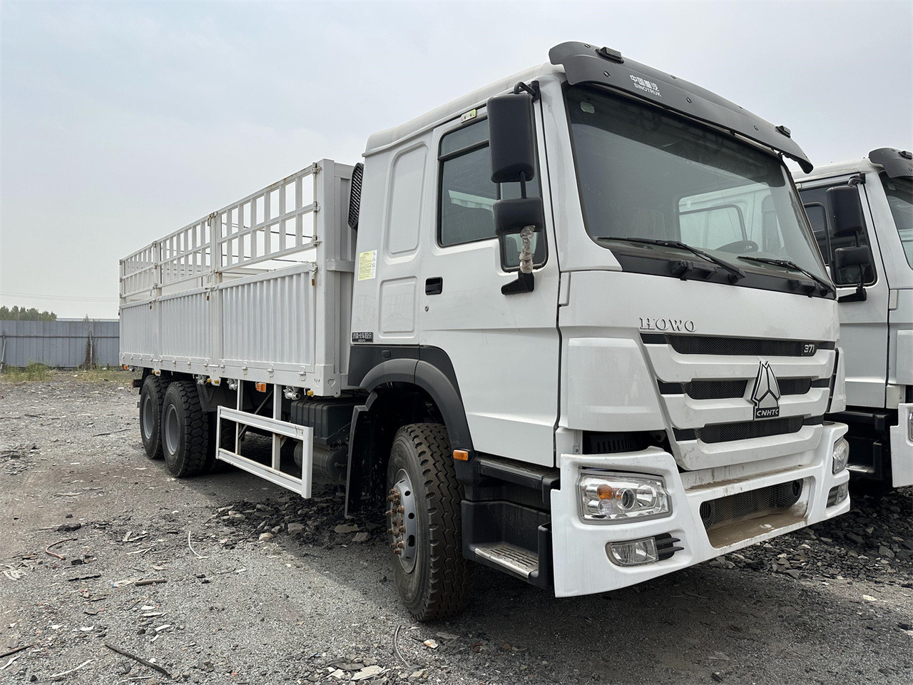 SINOTRUK HOWO 371 Cargo truck - Autocarro trasporto bestiame: foto 2 SINOTRUK HOWO 371 Cargo truck - Autocarro trasporto bestiame: foto 2