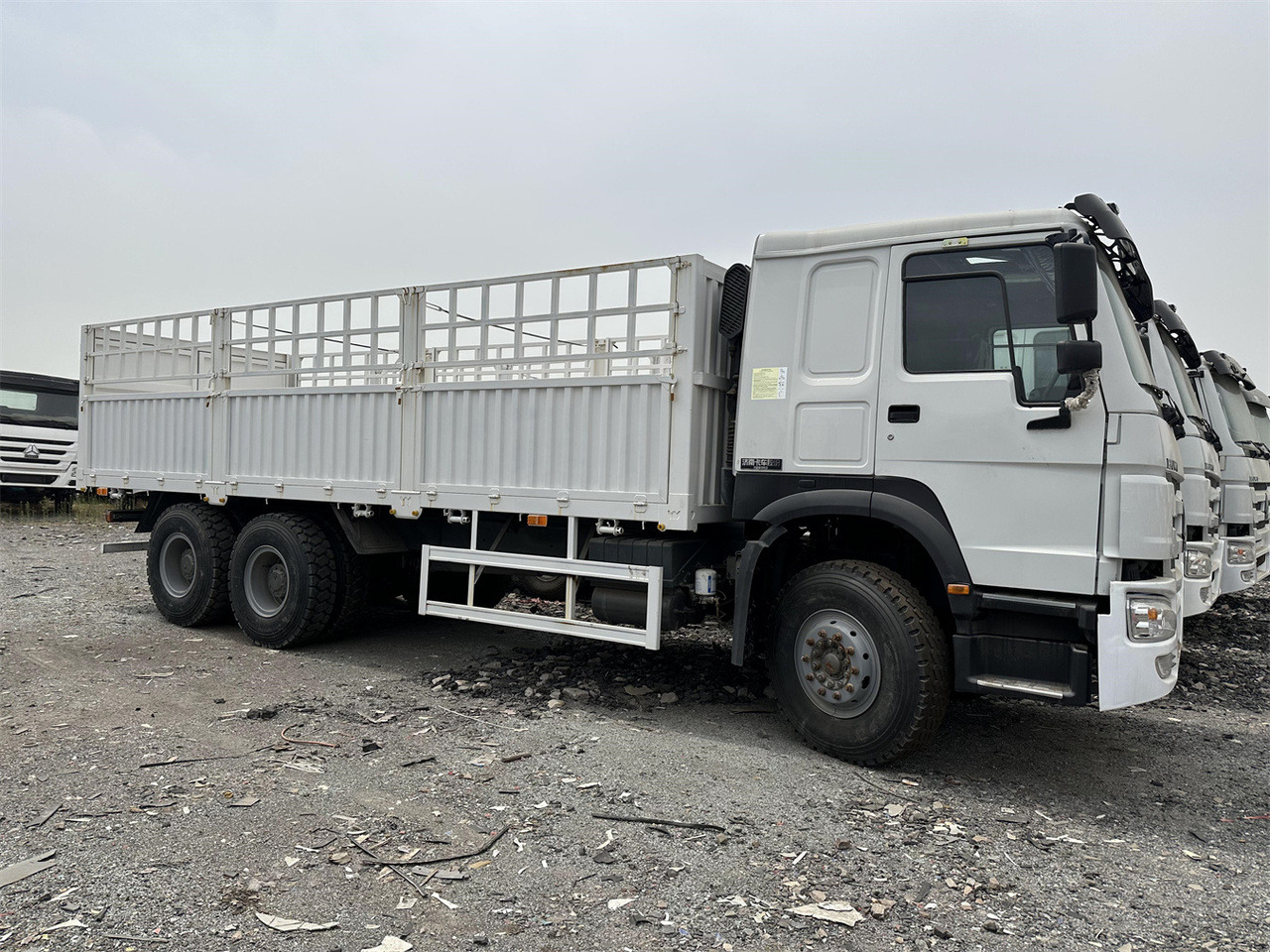 SINOTRUK HOWO 371 Cargo truck - Autocarro trasporto bestiame: foto 3 SINOTRUK HOWO 371 Cargo truck - Autocarro trasporto bestiame: foto 3