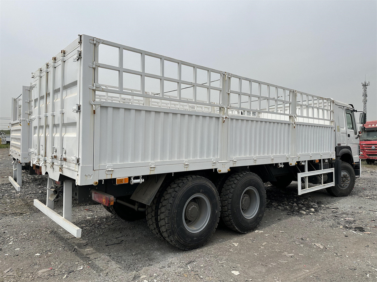 SINOTRUK HOWO 371 Cargo truck - Autocarro trasporto bestiame: foto 4 SINOTRUK HOWO 371 Cargo truck - Autocarro trasporto bestiame: foto 4