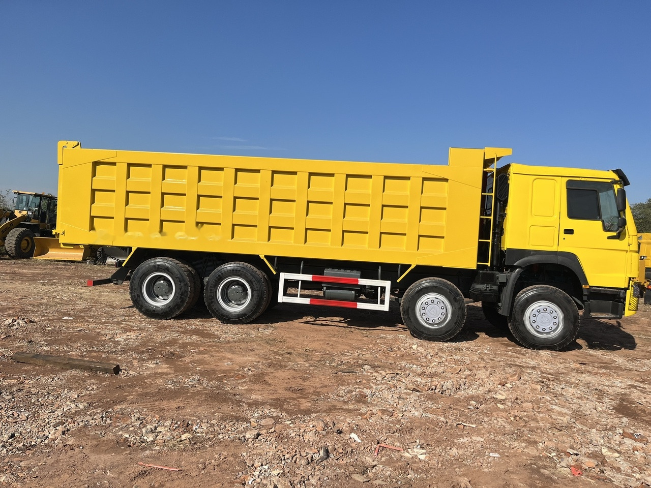 SINOTRUK HOWO 371 Dump Truck 8x4 - Autocarro ribaltabile: foto 2 SINOTRUK HOWO 371 Dump Truck 8x4 - Autocarro ribaltabile: foto 2