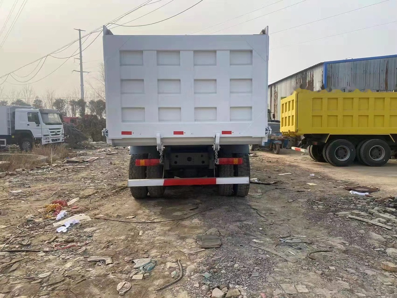 SINOTRUK HOWO 371 Tipper truck - Autocarro ribaltabile: foto 3 SINOTRUK HOWO 371 Tipper truck - Autocarro ribaltabile: foto 3