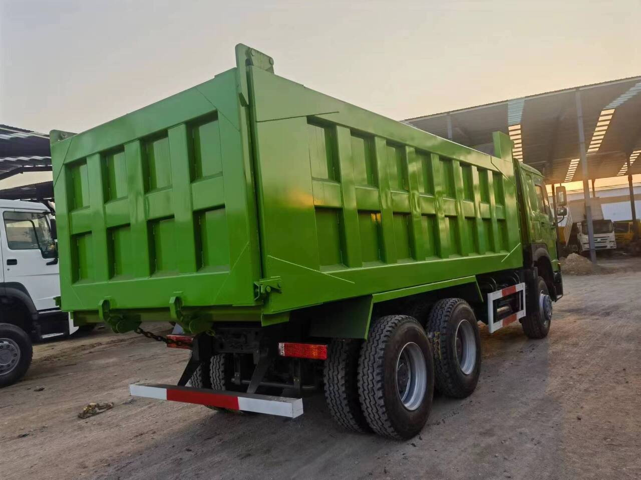 SINOTRUK HOWO 375 - Autocarro ribaltabile: foto 5 SINOTRUK HOWO 375 - Autocarro ribaltabile: foto 5
