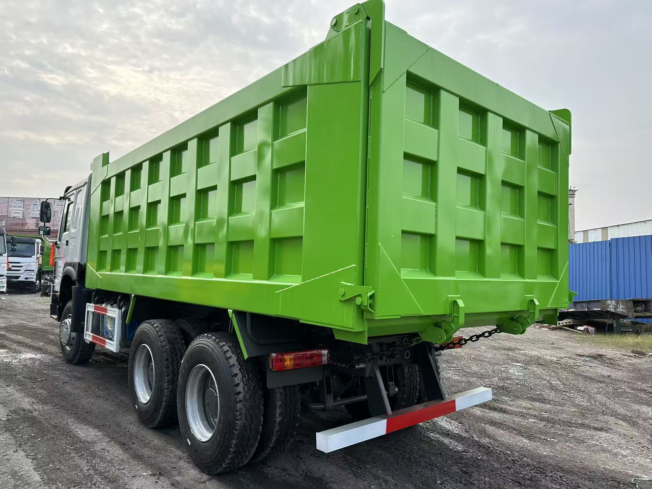 SINOTRUK HOWO 400HP 6X4 Tipper Truck - Autocarro ribaltabile: foto 5 SINOTRUK HOWO 400HP 6X4 Tipper Truck - Autocarro ribaltabile: foto 5