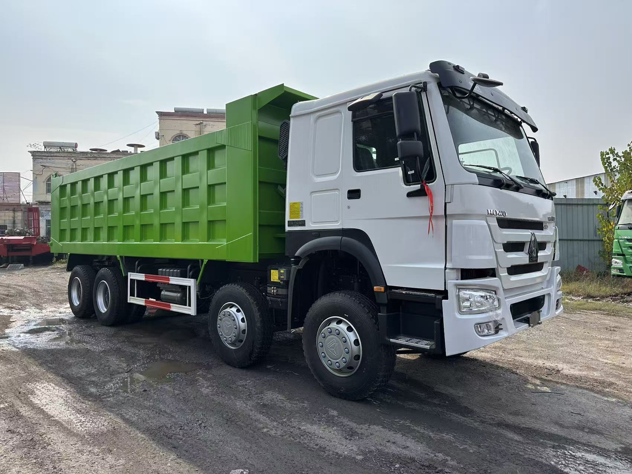 SINOTRUK HOWO 420HP 8X4 Tipper Truck - Autocarro ribaltabile: foto 2 SINOTRUK HOWO 420HP 8X4 Tipper Truck - Autocarro ribaltabile: foto 2