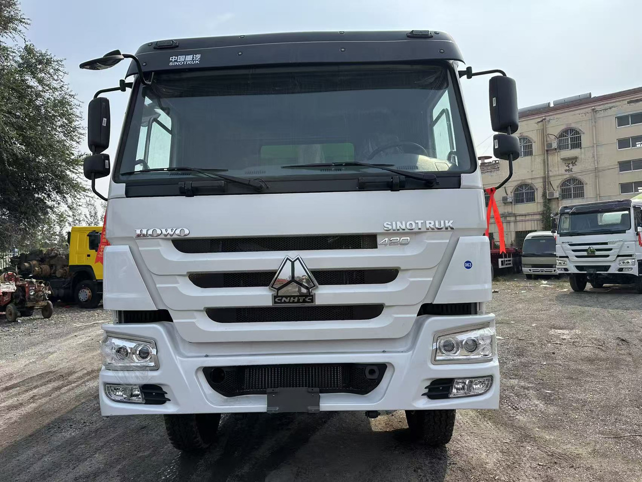 SINOTRUK HOWO 420HP 8X4 Tipper Truck - Autocarro ribaltabile: foto 5 SINOTRUK HOWO 420HP 8X4 Tipper Truck - Autocarro ribaltabile: foto 5