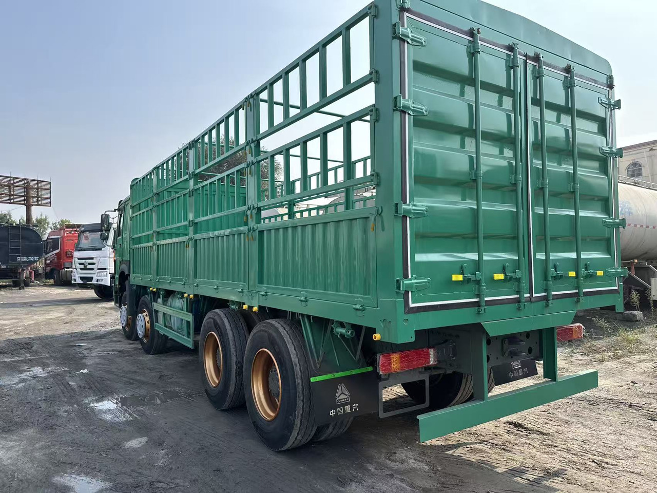 SINOTRUK HOWO 420hp 8x4 fence truck - Autocarro con pianale/ Cassone fisso: foto 5 SINOTRUK HOWO 420hp 8x4 fence truck - Autocarro con pianale/ Cassone fisso: foto 5