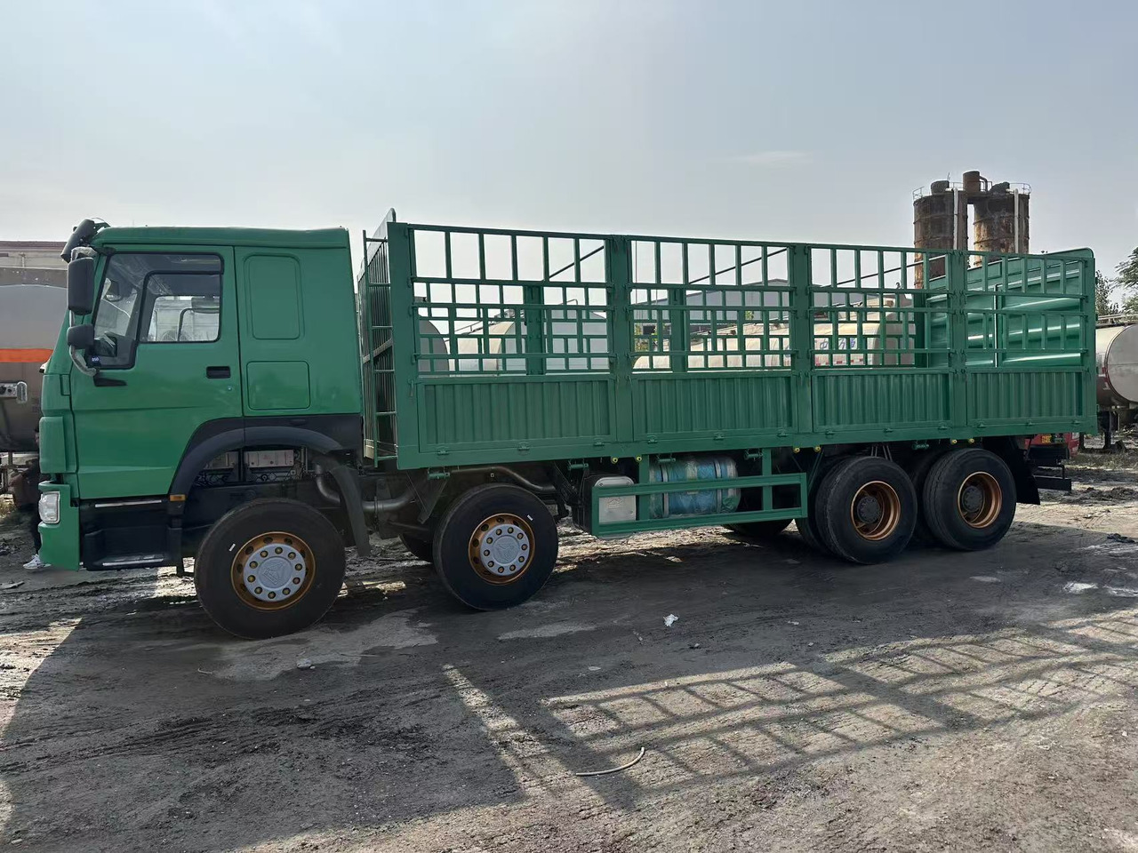 SINOTRUK HOWO 420hp 8x4 fence truck - Autocarro con pianale/ Cassone fisso: foto 2 SINOTRUK HOWO 420hp 8x4 fence truck - Autocarro con pianale/ Cassone fisso: foto 2