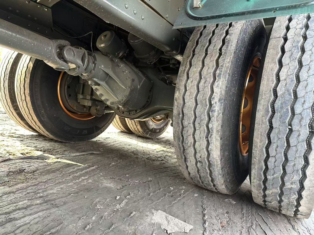 SINOTRUK HOWO 420hp 8x4 fence truck - Autocarro con pianale/ Cassone fisso: foto 4 SINOTRUK HOWO 420hp 8x4 fence truck - Autocarro con pianale/ Cassone fisso: foto 4