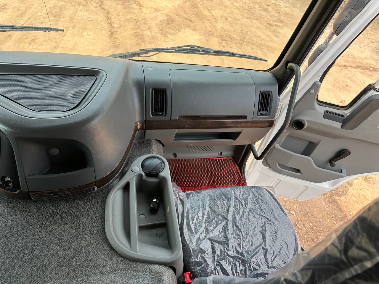 SINOTRUK HOWO Dump truck 371 6x4 - Autocarro ribaltabile: foto 5 SINOTRUK HOWO Dump truck 371 6x4 - Autocarro ribaltabile: foto 5