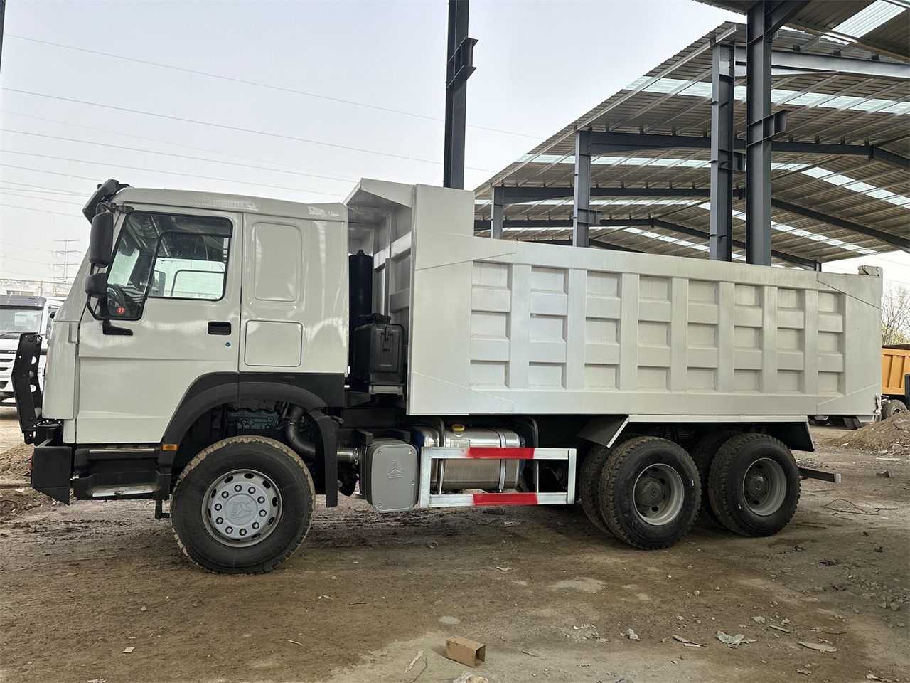 SINOTRUK HOWO Dump truck 371 6x4 - Autocarro ribaltabile: foto 2 SINOTRUK HOWO Dump truck 371 6x4 - Autocarro ribaltabile: foto 2