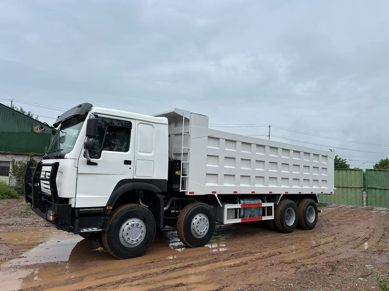 Sinotruk HOWO 371hp 8x4 tipper truck - Autocarro ribaltabile: foto 4 Sinotruk HOWO 371hp 8x4 tipper truck - Autocarro ribaltabile: foto 4
