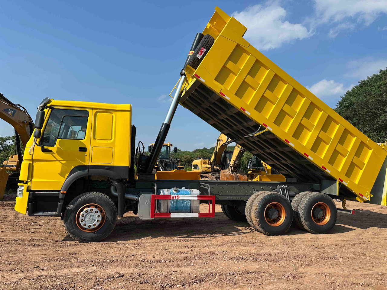 Sinotruk HOWO 400hp 6X4 - Autocarro ribaltabile: foto 2 Sinotruk HOWO 400hp 6X4 - Autocarro ribaltabile: foto 2