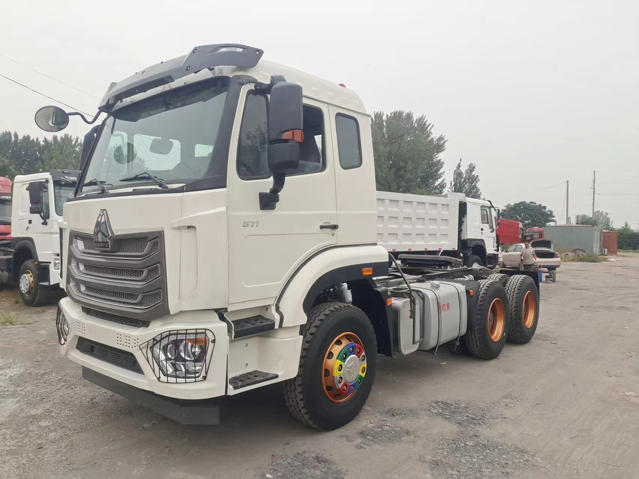 SINOTRUK HOWO 371hp 6X4 Tractor unit - Trattore stradale: foto 1 SINOTRUK HOWO 371hp 6X4 Tractor unit - Trattore stradale: foto 1