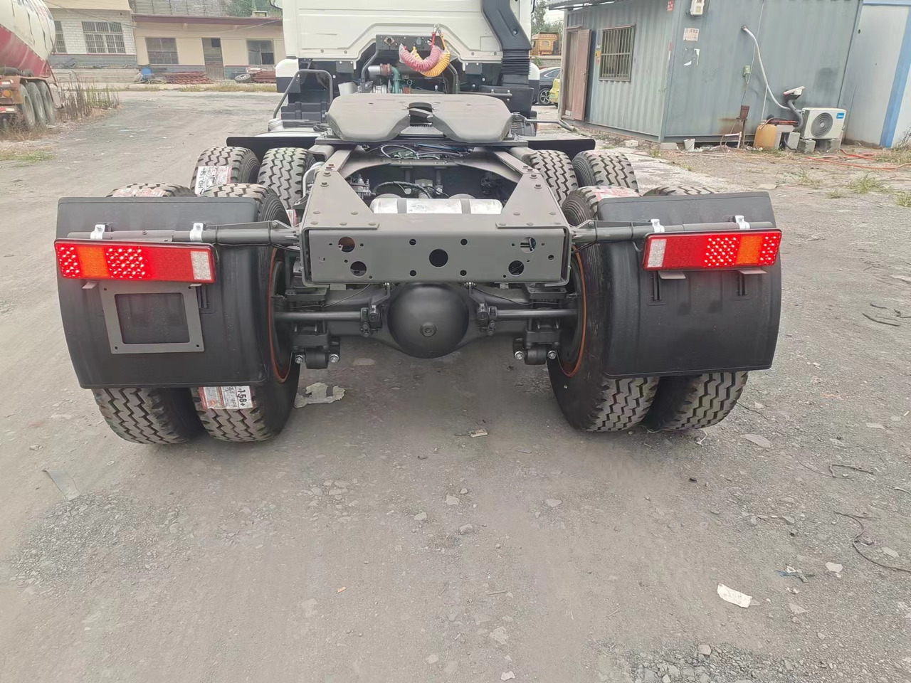 SINOTRUK HOWO 371hp 6X4 Tractor unit - Trattore stradale: foto 5 SINOTRUK HOWO 371hp 6X4 Tractor unit - Trattore stradale: foto 5