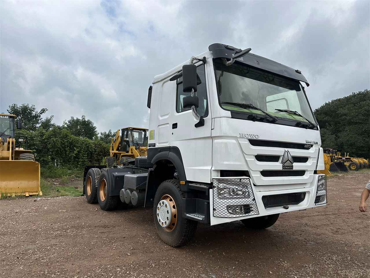 SINOTRUK Howo tractor unit 420hp - Trattore stradale: foto 1 SINOTRUK Howo tractor unit 420hp - Trattore stradale: foto 1