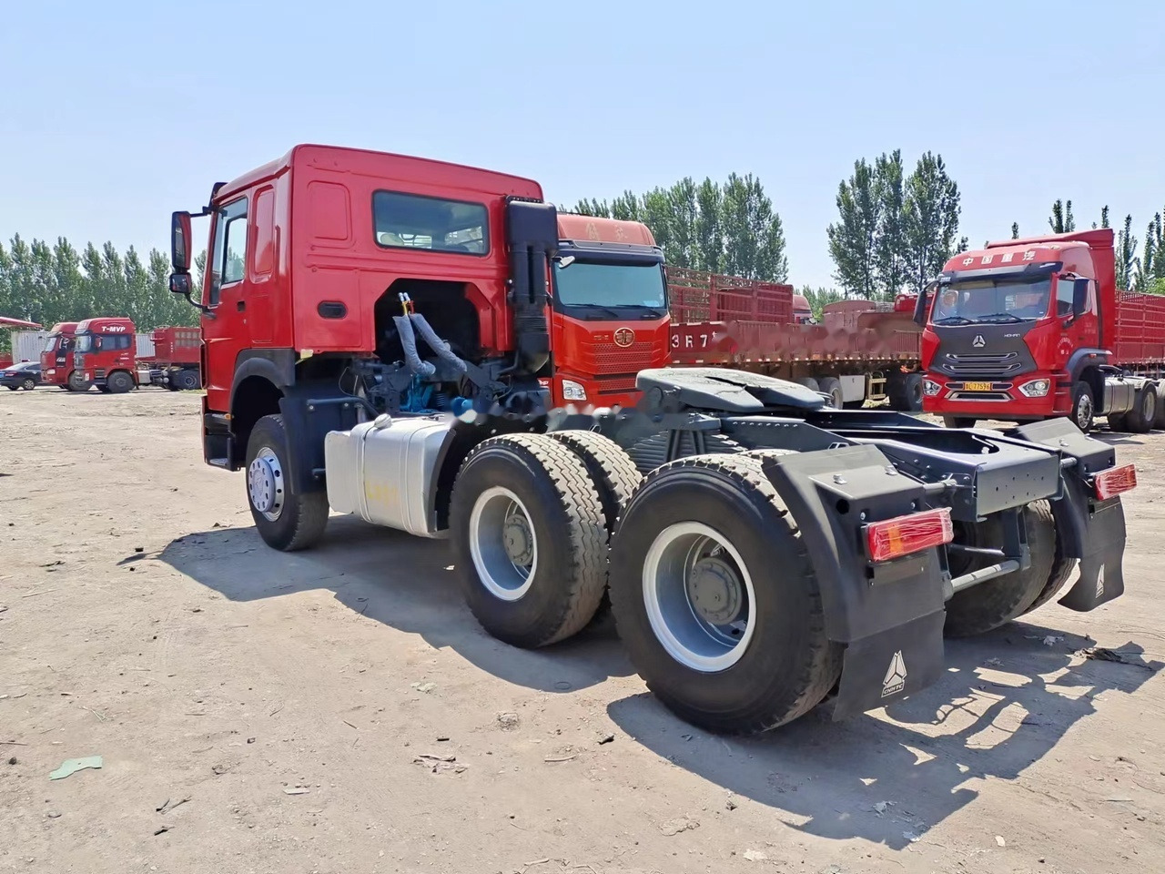 SINOTRUK Howo tractor unit 420hp - Trattore stradale: foto 3 SINOTRUK Howo tractor unit 420hp - Trattore stradale: foto 3