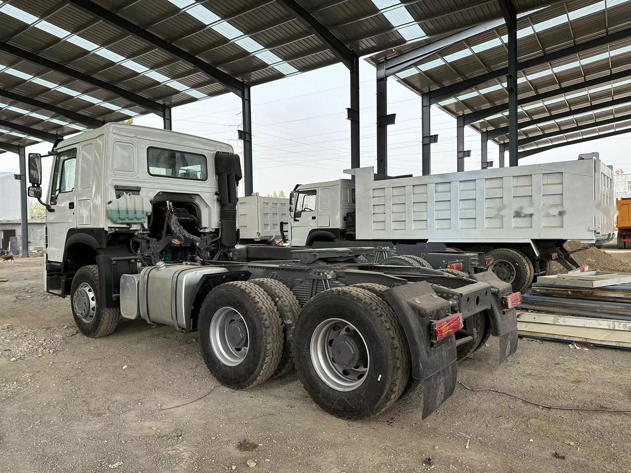 Sinotruk Howo 371 Truck Head - Trattore stradale: foto 4 Sinotruk Howo 371 Truck Head - Trattore stradale: foto 4