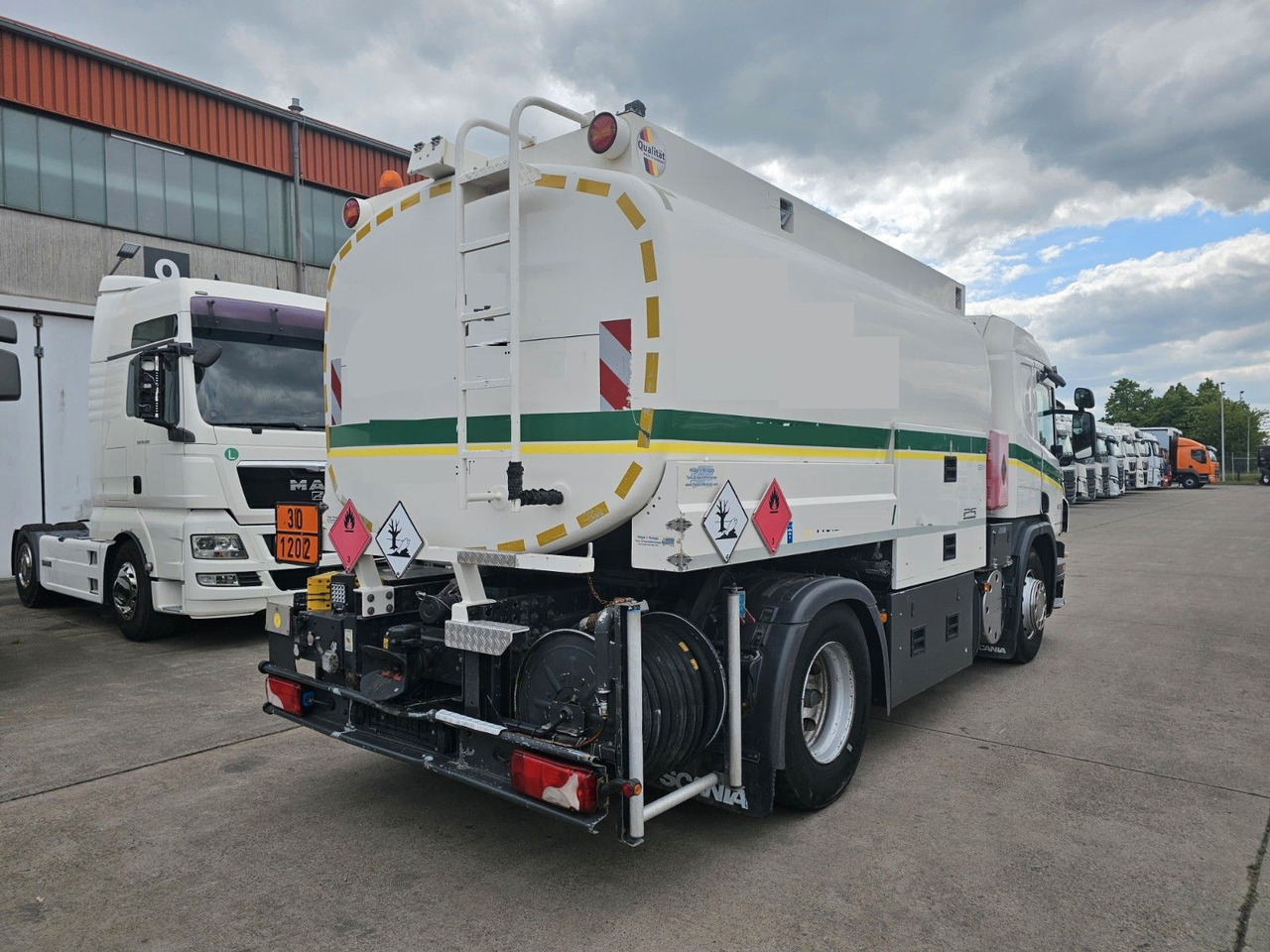 Scania P 360 * OBER/-UNTER * 3 KAMMER * BENZIN * - Camion cisterna: foto 5 Scania P 360 * OBER/-UNTER * 3 KAMMER * BENZIN * - Camion cisterna: foto 5