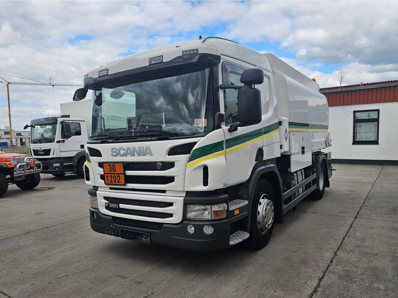 Scania P 360 * OBER/-UNTER * 3 KAMMER * BENZIN * - Camion cisterna: foto 1 Scania P 360 * OBER/-UNTER * 3 KAMMER * BENZIN * - Camion cisterna: foto 1