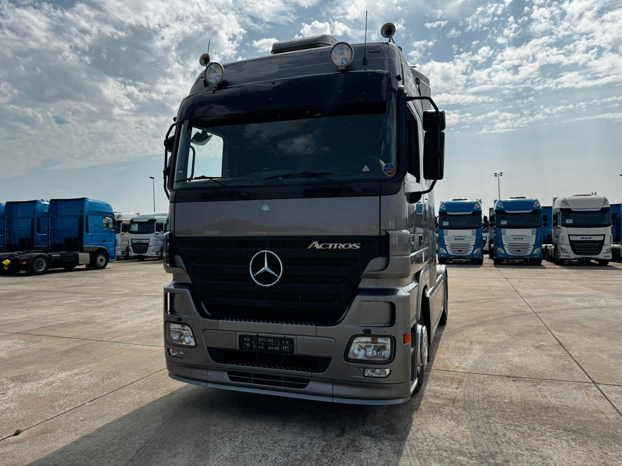 Mercedes-Benz ACTROS 1844 * AUTOMATIK * TOP * NEUE REIFEN - Trattore stradale: foto 3 Mercedes-Benz ACTROS 1844 * AUTOMATIK * TOP * NEUE REIFEN - Trattore stradale: foto 3