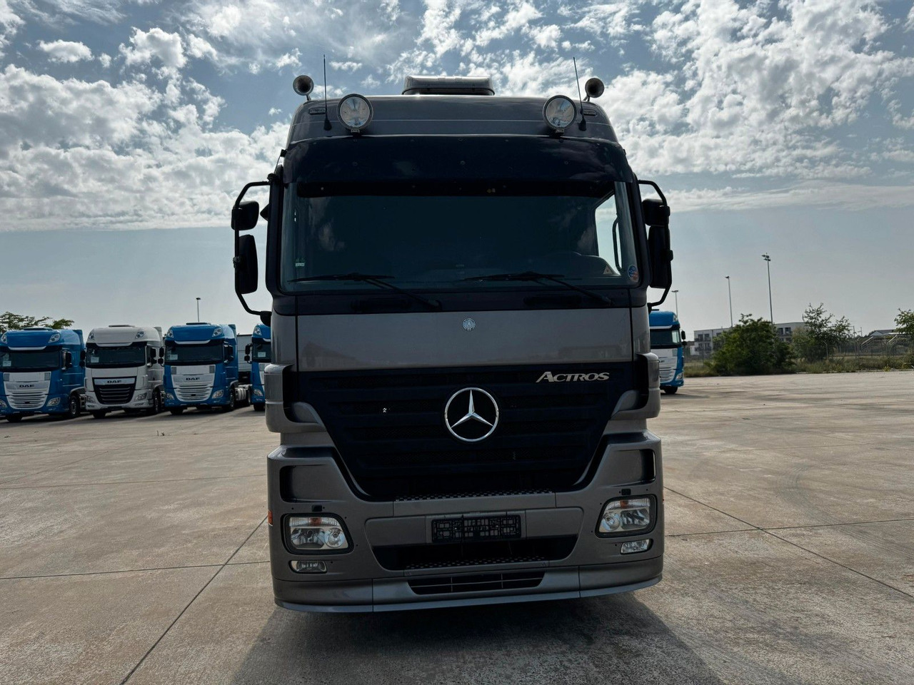 Mercedes-Benz ACTROS 1844 * AUTOMATIK * TOP * NEUE REIFEN - Trattore stradale: foto 2 Mercedes-Benz ACTROS 1844 * AUTOMATIK * TOP * NEUE REIFEN - Trattore stradale: foto 2