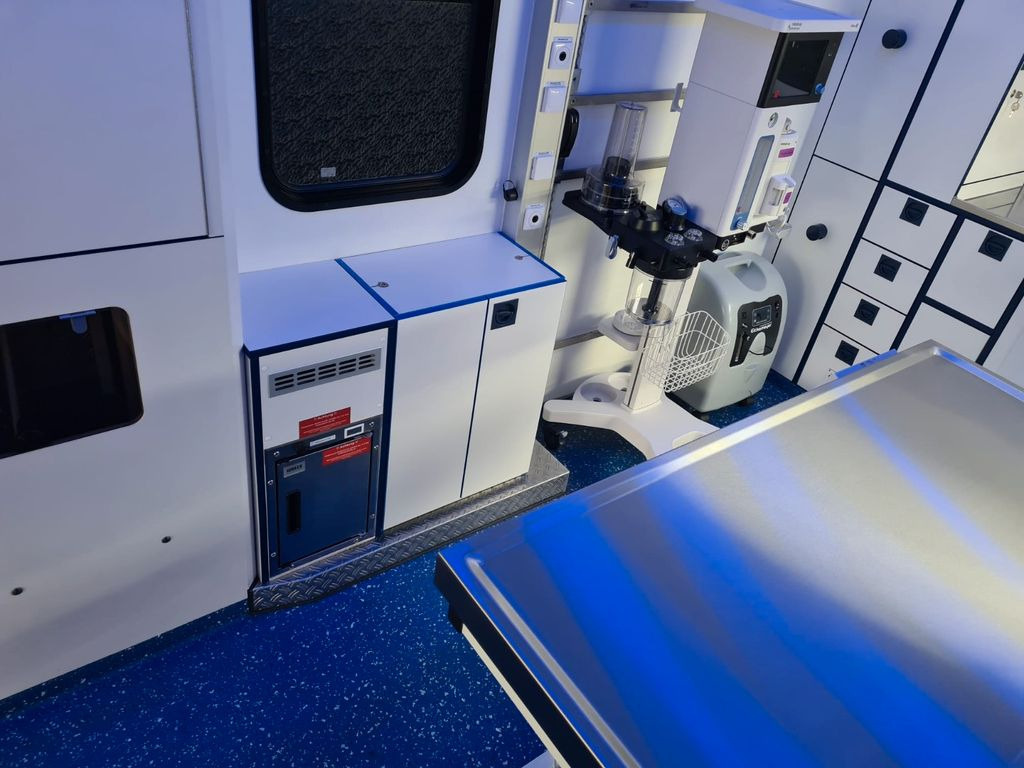 Mercedes-Benz RTW / Tierrettung / Tierarzt / OP Mercedes-Benz RTW / Tierrettung / Tierarzt / OP - Ambulanza: foto 3 Mercedes-Benz RTW / Tierrettung / Tierarzt / OP Mercedes-Benz RTW / Tierrettung / Tierarzt / OP - Ambulanza: foto 3