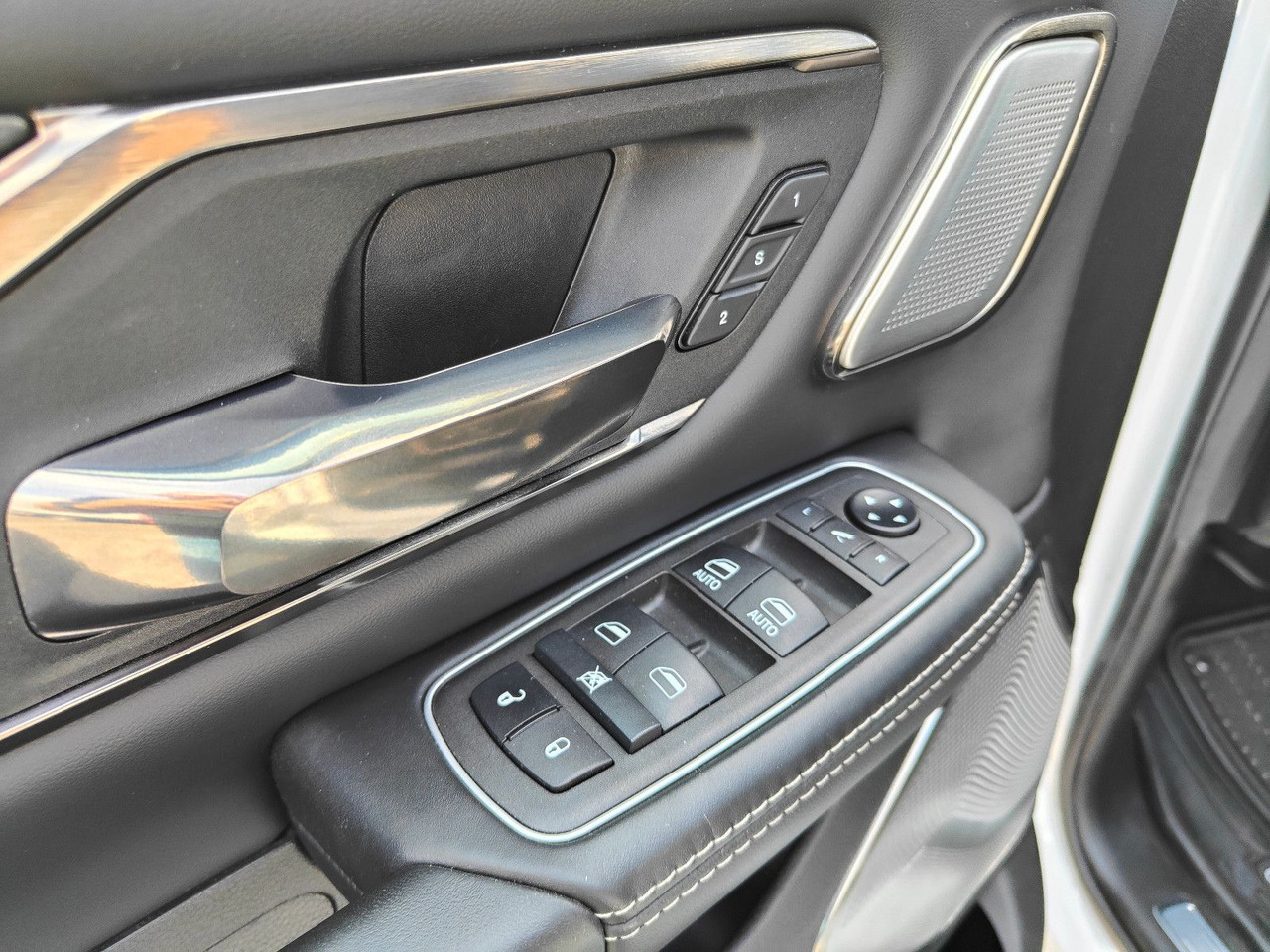 SUV/ Fuoristrada Dodge RAM HEMI Limited 5.7 PRINS LPG Luftfederung: foto 14 SUV/ Fuoristrada Dodge RAM HEMI Limited 5.7 PRINS LPG Luftfederung: foto 14