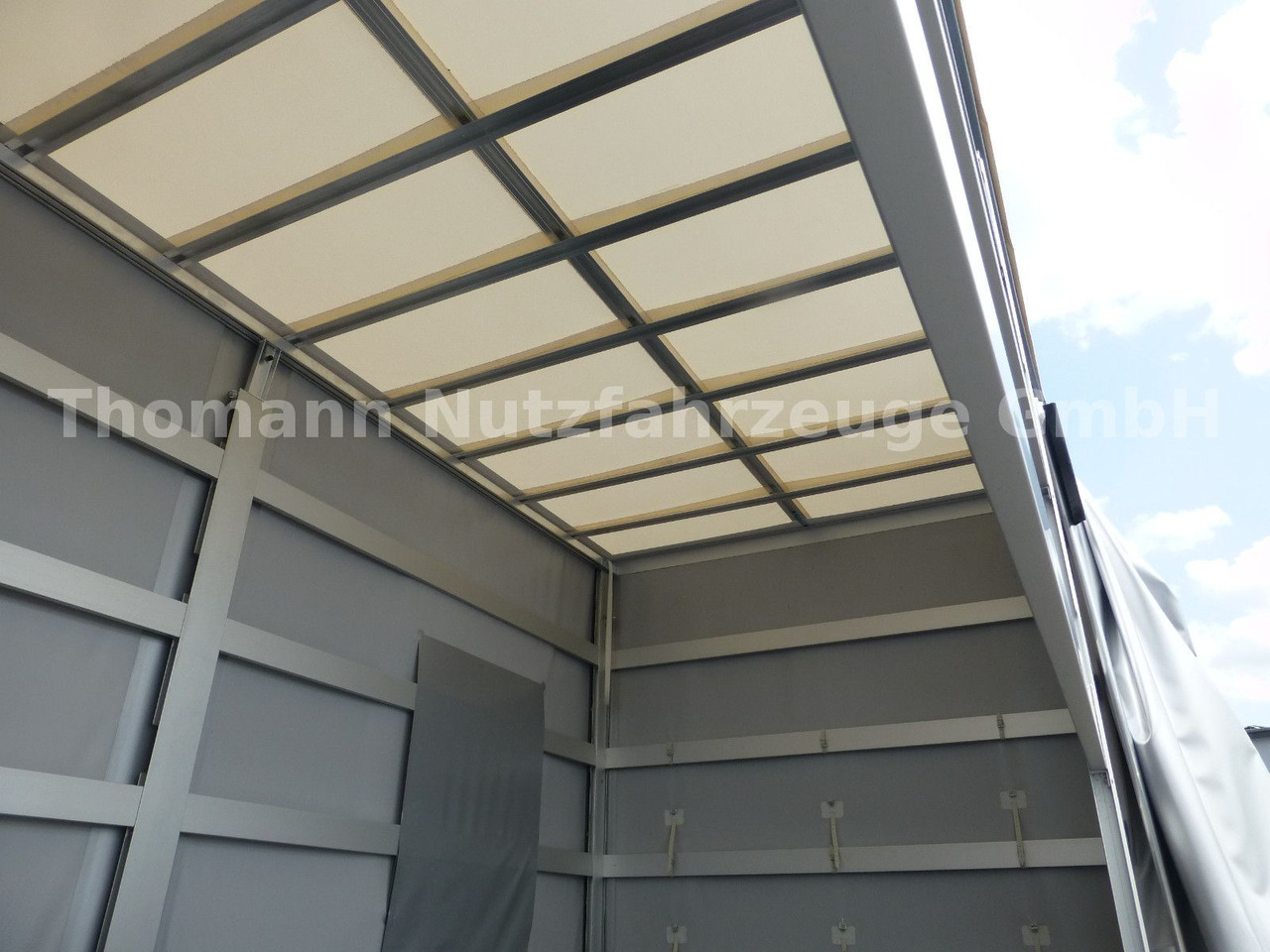 Furgone centinato Renault NEW Master Pritsche Plane Schlafkabine: foto 11 Furgone centinato Renault NEW Master Pritsche Plane Schlafkabine: foto 11