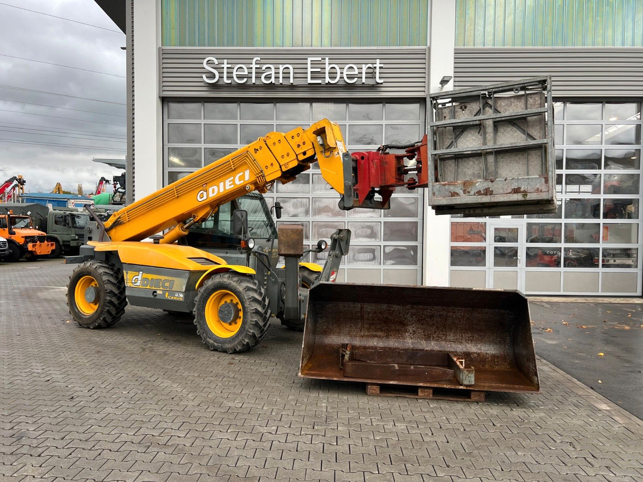 Dieci Icarus 40.16 ET 166 / 4.238 h / 2003 - Pala gommata: foto 1 Dieci Icarus 40.16 ET 166 / 4.238 h / 2003 - Pala gommata: foto 1