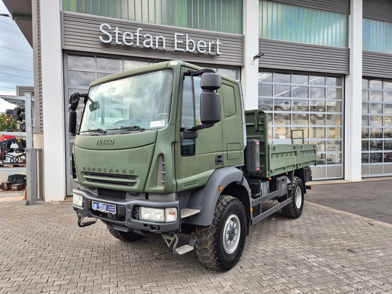 Iveco Eurocargo ML100E22WM-BW 4x4 Pritsche L-Haus Bett - Autocarro con pianale/ Cassone fisso: foto 1 Iveco Eurocargo ML100E22WM-BW 4x4 Pritsche L-Haus Bett - Autocarro con pianale/ Cassone fisso: foto 1