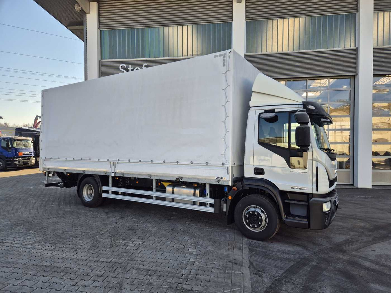 Iveco Eurocargo ML160E28/P LBW Bär Schiebeplane AHK - Camion centinato: foto 4 Iveco Eurocargo ML160E28/P LBW Bär Schiebeplane AHK - Camion centinato: foto 4