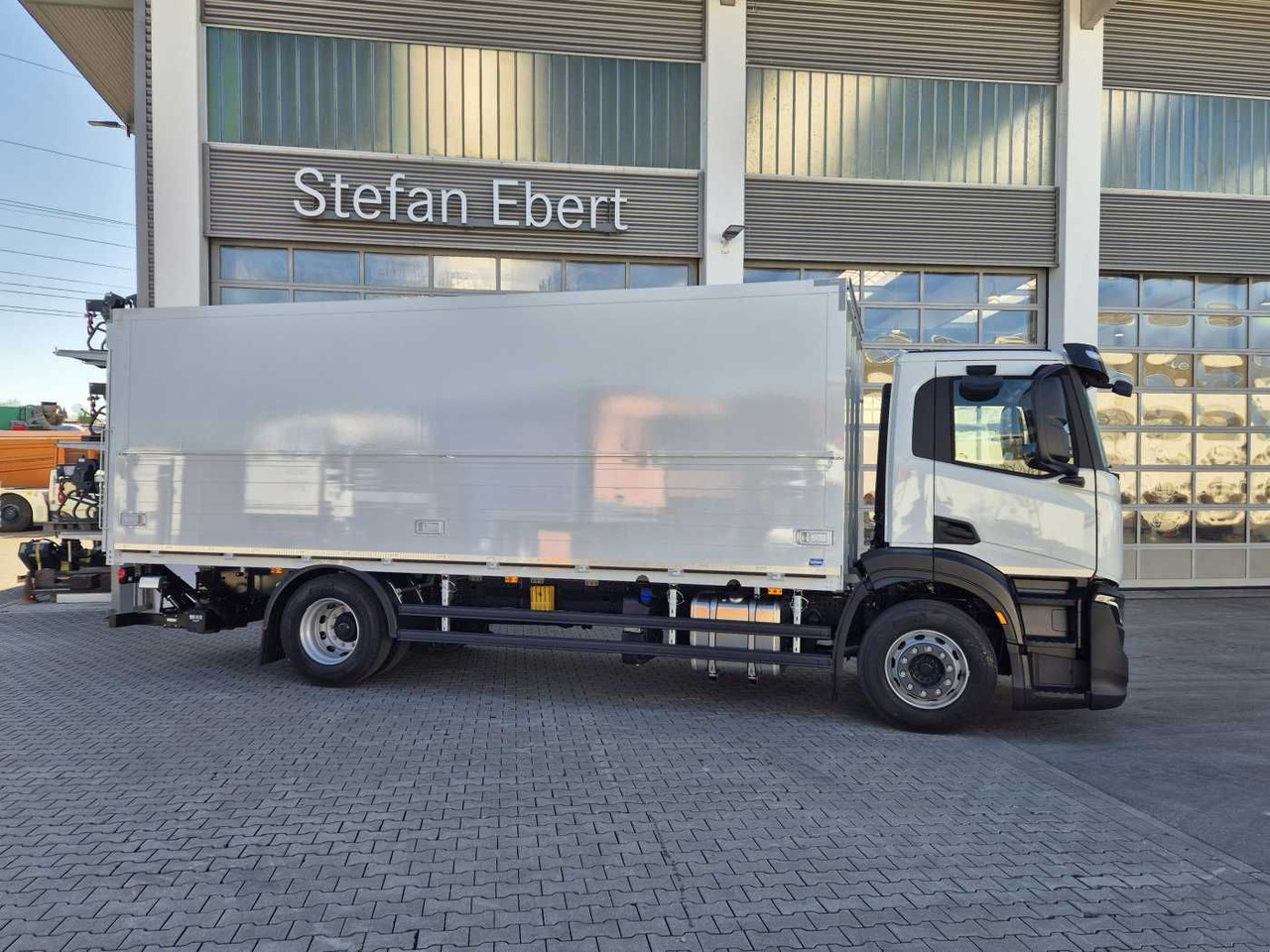 Iveco S-Way AD190S40/FP Böse Schwenkwand LBW 2x AHK - Autocarro trasporto di bevande: foto 4 Iveco S-Way AD190S40/FP Böse Schwenkwand LBW 2x AHK - Autocarro trasporto di bevande: foto 4