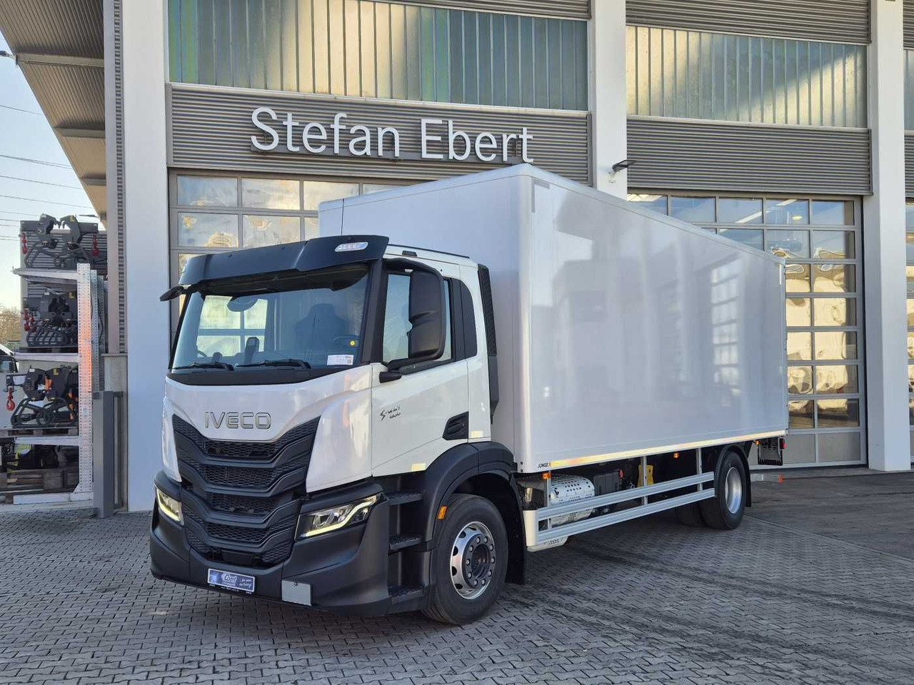 Iveco S-Way AD190S40/P Junge AHK LBW 2.000kg - Autocarro furgonato: foto 1 Iveco S-Way AD190S40/P Junge AHK LBW 2.000kg - Autocarro furgonato: foto 1