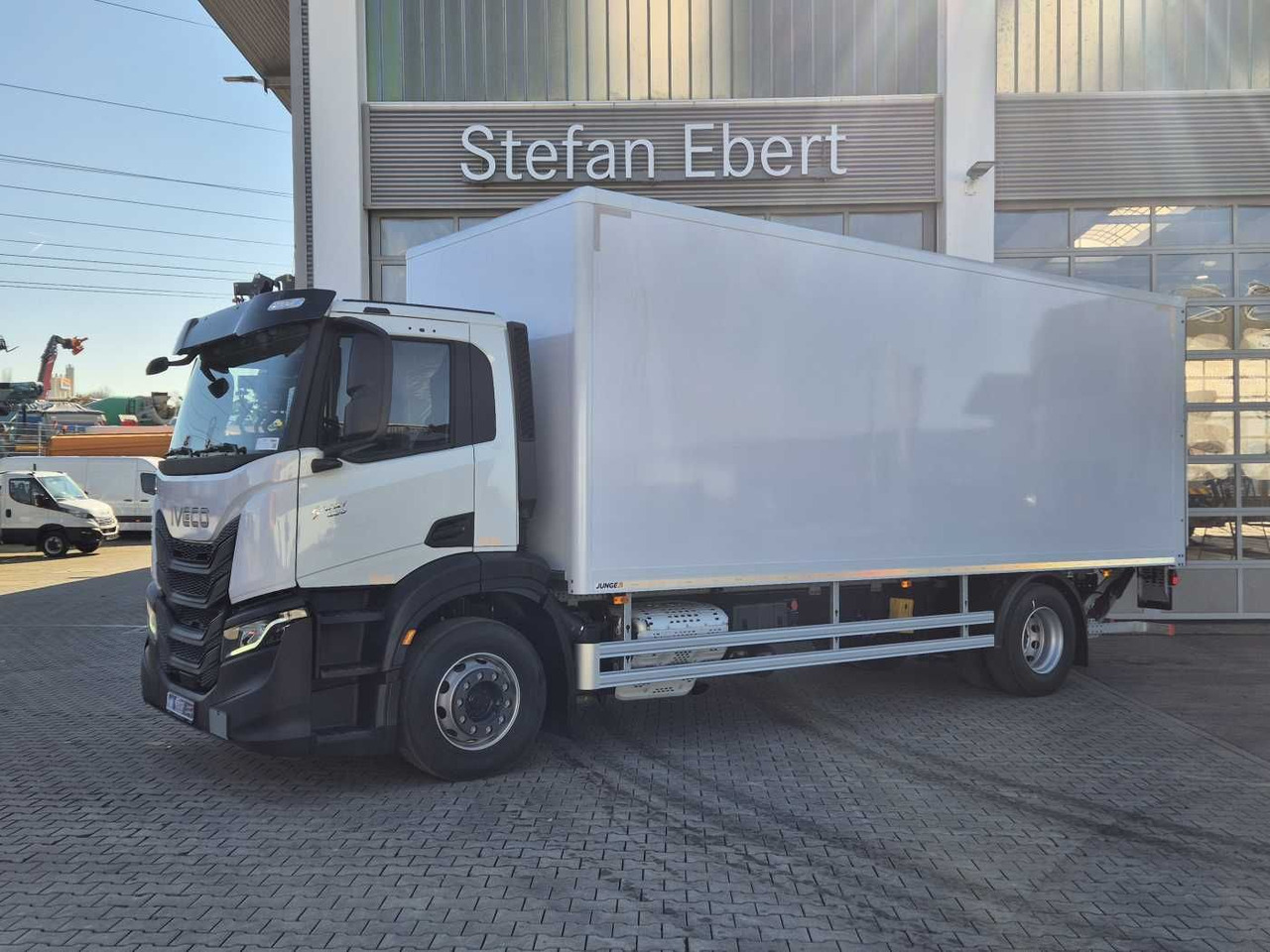 Iveco S-Way AD190S40/P Junge AHK LBW 2.000kg - Autocarro furgonato: foto 3 Iveco S-Way AD190S40/P Junge AHK LBW 2.000kg - Autocarro furgonato: foto 3