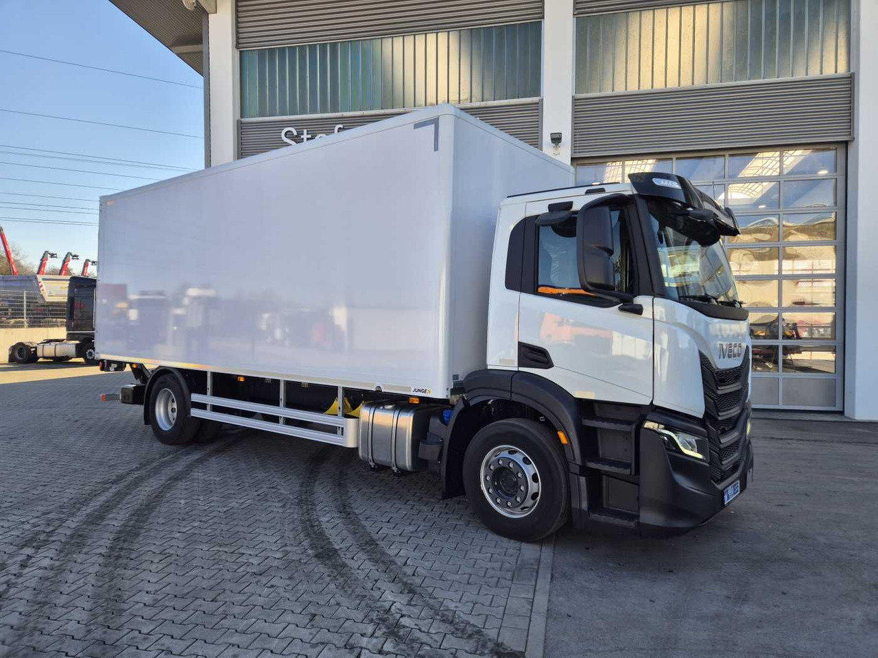 Iveco S-Way AD190S40/P Junge AHK LBW 2.000kg - Autocarro furgonato: foto 4 Iveco S-Way AD190S40/P Junge AHK LBW 2.000kg - Autocarro furgonato: foto 4