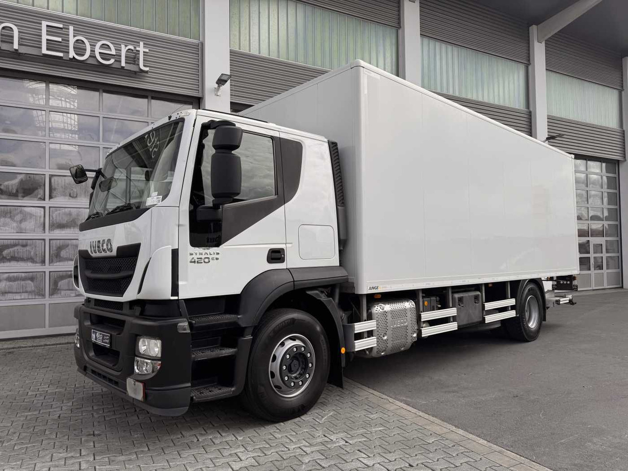 Iveco Stralis AT190S42/FP-D 4x2 Koffer+LBW faltbar AHK - Autocarro furgonato: foto 2 Iveco Stralis AT190S42/FP-D 4x2 Koffer+LBW faltbar AHK - Autocarro furgonato: foto 2
