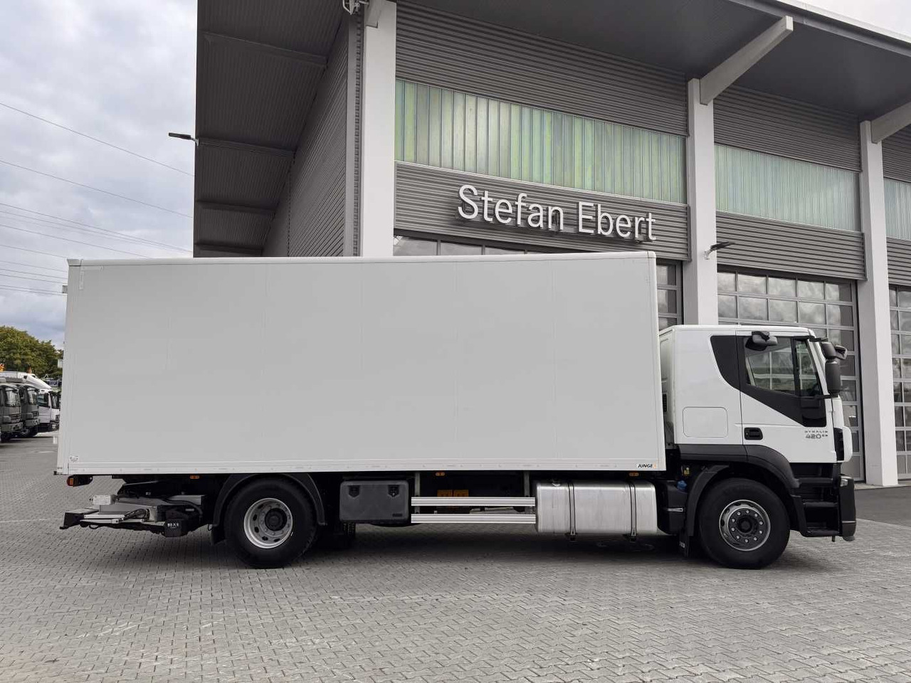 Iveco Stralis AT190S42/FP-D 4x2 Koffer+LBW faltbar AHK - Autocarro furgonato: foto 5 Iveco Stralis AT190S42/FP-D 4x2 Koffer+LBW faltbar AHK - Autocarro furgonato: foto 5