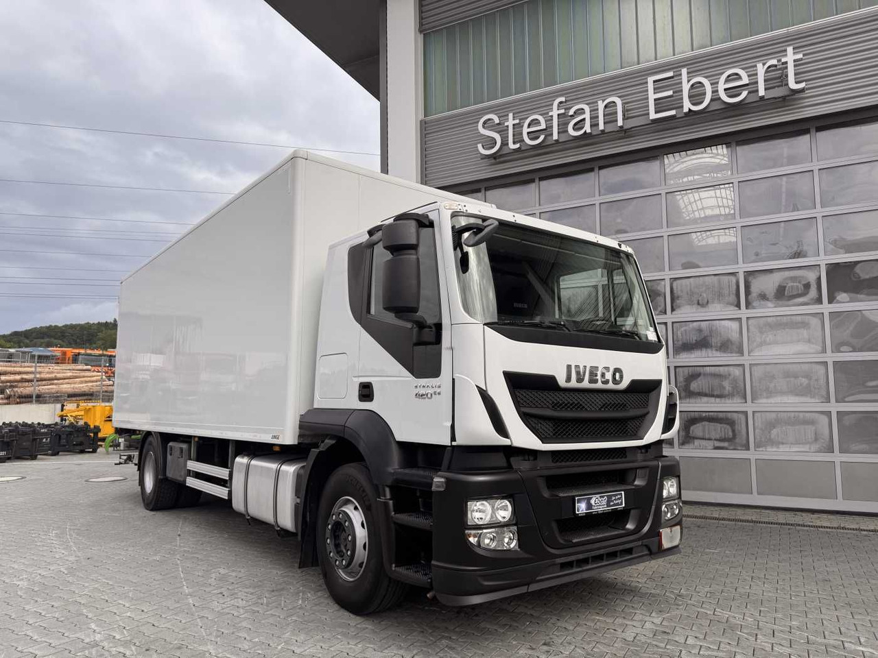 Iveco Stralis AT190S42/FP-D 4x2 Koffer+LBW faltbar AHK - Autocarro furgonato: foto 3 Iveco Stralis AT190S42/FP-D 4x2 Koffer+LBW faltbar AHK - Autocarro furgonato: foto 3