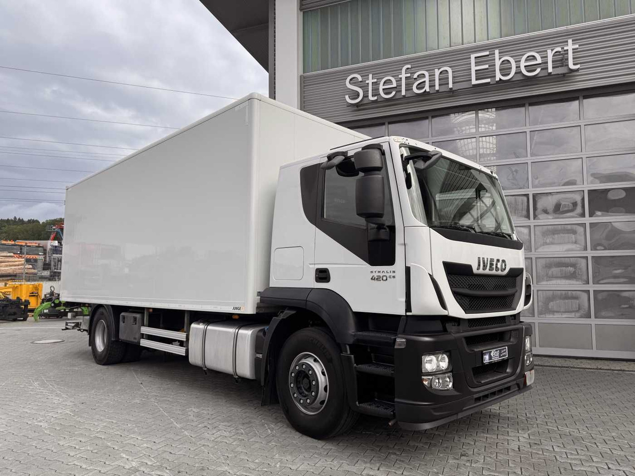 Iveco Stralis AT190S42/FP-D 4x2 Koffer+LBW faltbar AHK - Autocarro furgonato: foto 1 Iveco Stralis AT190S42/FP-D 4x2 Koffer+LBW faltbar AHK - Autocarro furgonato: foto 1