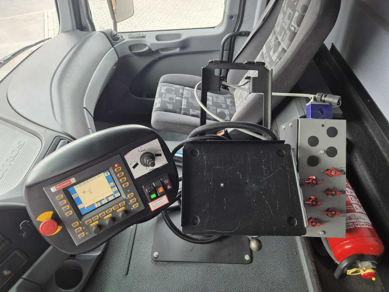 Spazzatrice stradale Mercedes-Benz Actros 2032 A 4x4 Bucher STKF 9500 Airport 30x: foto 11 Spazzatrice stradale Mercedes-Benz Actros 2032 A 4x4 Bucher STKF 9500 Airport 30x: foto 11