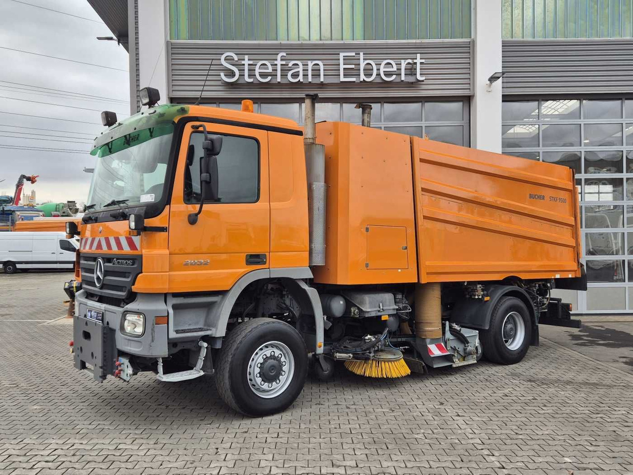 Mercedes-Benz Actros 2032 A 4x4 Bucher STKF 9500 Airport 30x - Spazzatrice stradale: foto 3 Mercedes-Benz Actros 2032 A 4x4 Bucher STKF 9500 Airport 30x - Spazzatrice stradale: foto 3