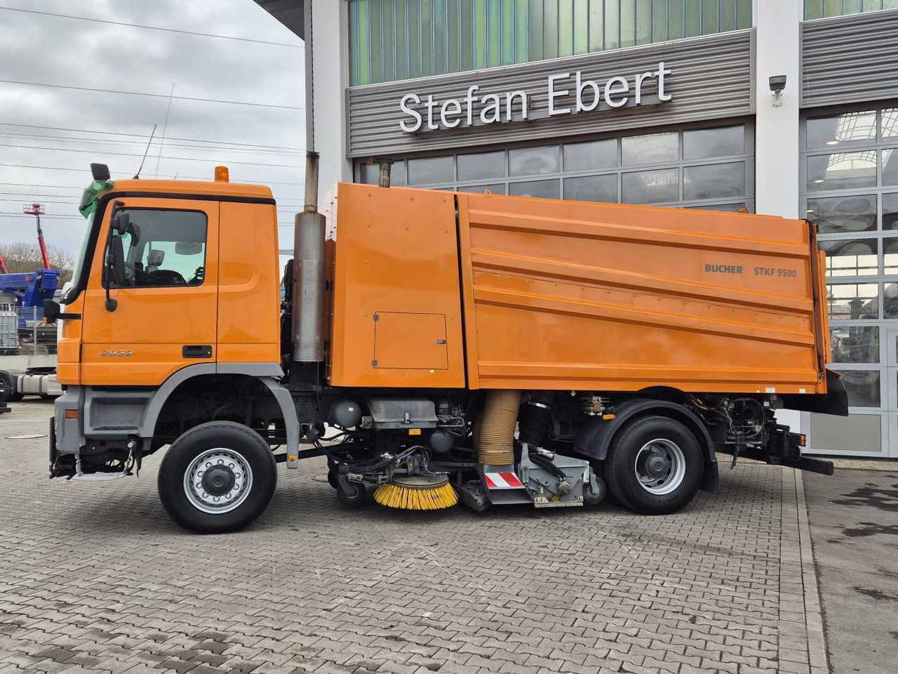 Mercedes-Benz Actros 2032 A 4x4 Bucher STKF 9500 Airport 30x - Spazzatrice stradale: foto 5 Mercedes-Benz Actros 2032 A 4x4 Bucher STKF 9500 Airport 30x - Spazzatrice stradale: foto 5